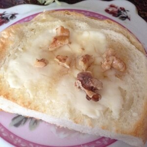 胡桃とクリームチーズのトースト